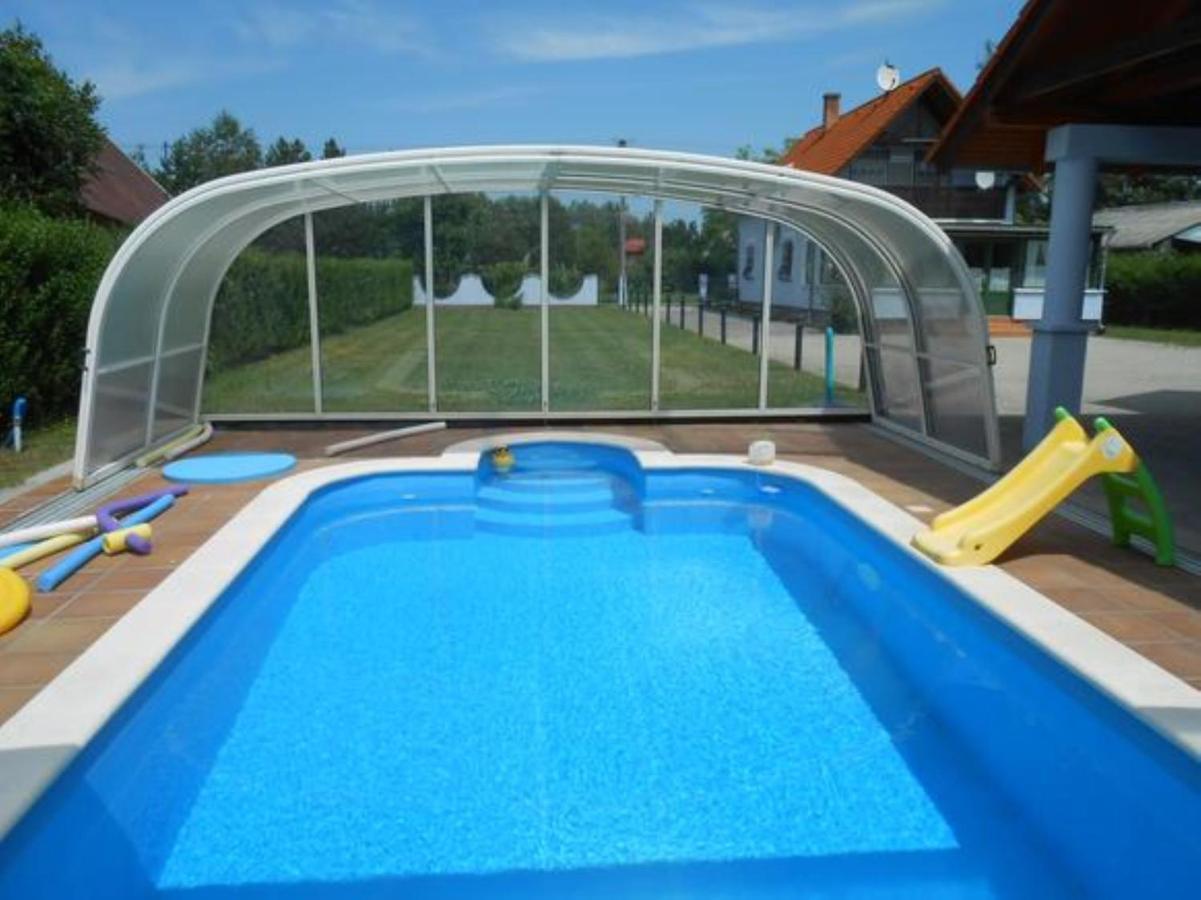 Schoenes Ferienhaus Mit Grossen Pool 250 M Vom Balaton Balatonmáriafürdő Eksteriør bilde