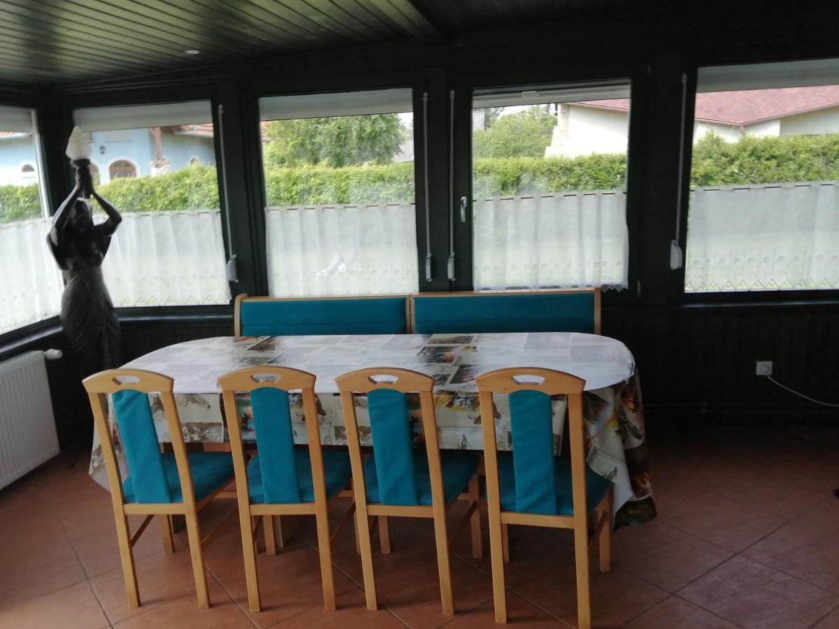 Schoenes Ferienhaus Mit Grossen Pool 250 M Vom Balaton Balatonmáriafürdő Eksteriør bilde