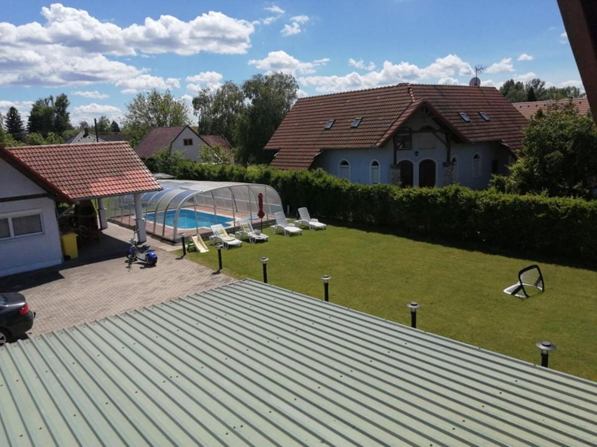 Schoenes Ferienhaus Mit Grossen Pool 250 M Vom Balaton Balatonmáriafürdő Eksteriør bilde
